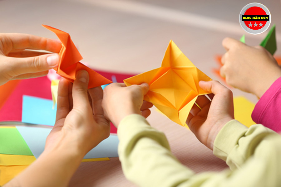 Cách nhận biết thời điểm thích hợp để dạy con Origami. Tương ứng với sự phát triển về mặt trí não của bé