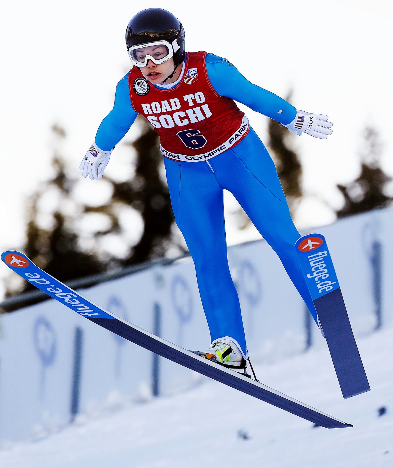 Прыжки с трамплина результаты сегодня. Олаф Рюэ прыжки с трамплина. Лыжник на трамплине. Прыжки на лыжах с трамплина лыжи.