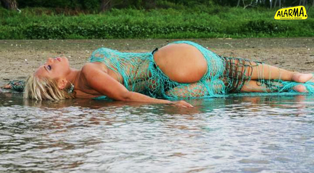 Cuerpo de Lorena Herrera desnuda enseñando el trasero, el culo en un lago X...