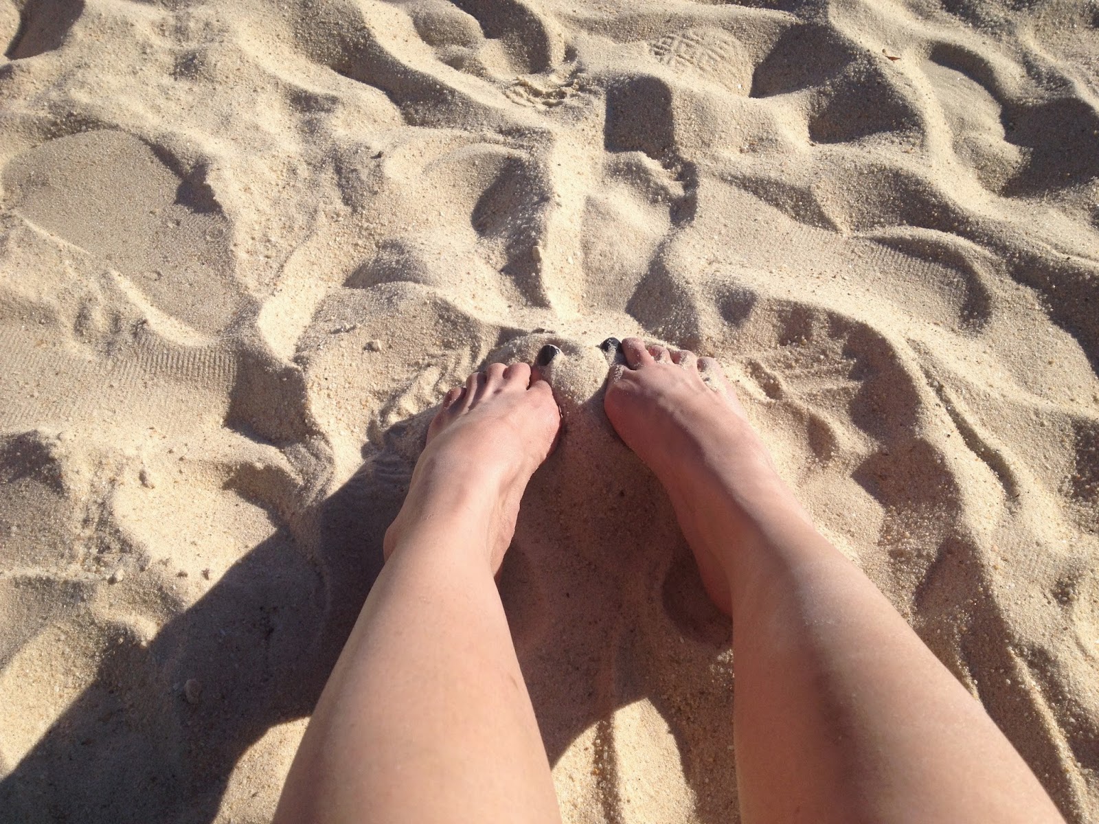 Les pieds dans le sable. SUMMER! Crédit photo : Sonia Ghaya.
