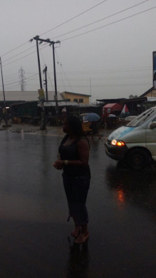 2aa Patriotic Nigerian steals the heart many as she steps out of her car to control traffic under the rain in Port Harcourt (Photos)