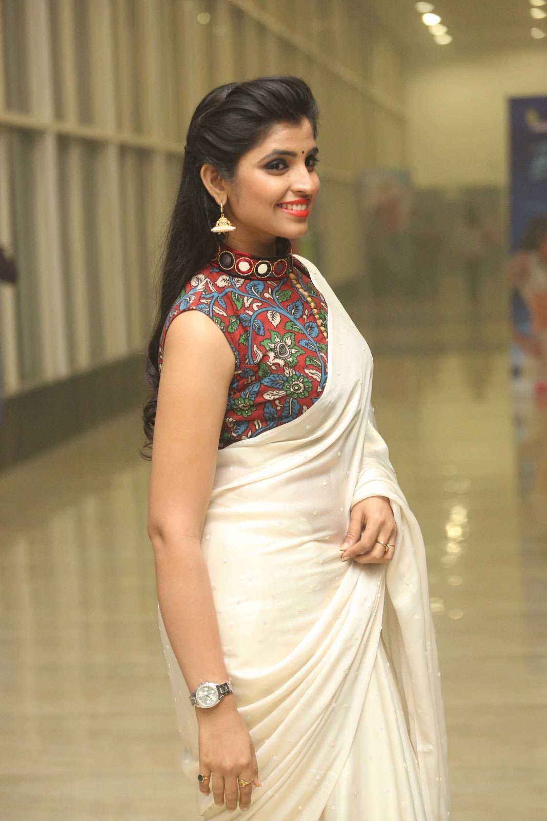 Anchor Shyamala latest glamorous saree stills