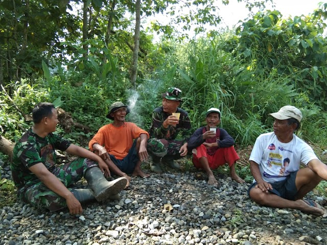 Kedekatan Anggota TNI dengan Warga Desa Celep di sela-sela TMMD Reguler ke-104  