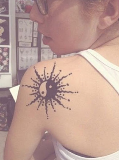 Yin Yang tatuagem que é inspirado no formato do sol. Isso parece maravilhoso e elegante até mesmo na frente de tinta preta.