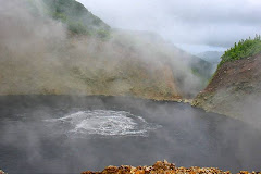 Dominique- Le Lac Bouillant de l'île Antillaise mousse dans son eau gris-bleu!