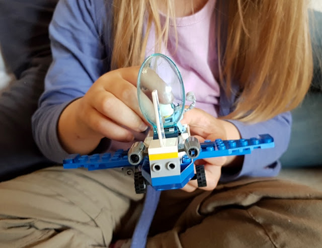 Damit die Kleinen groß sein können: Die LEGO 4+ Sets für Kinder ab 4 Jahren. Unser kleines Mädchen baut ihr Flugzeug aus der Lego City Welt ganz alleine auf.