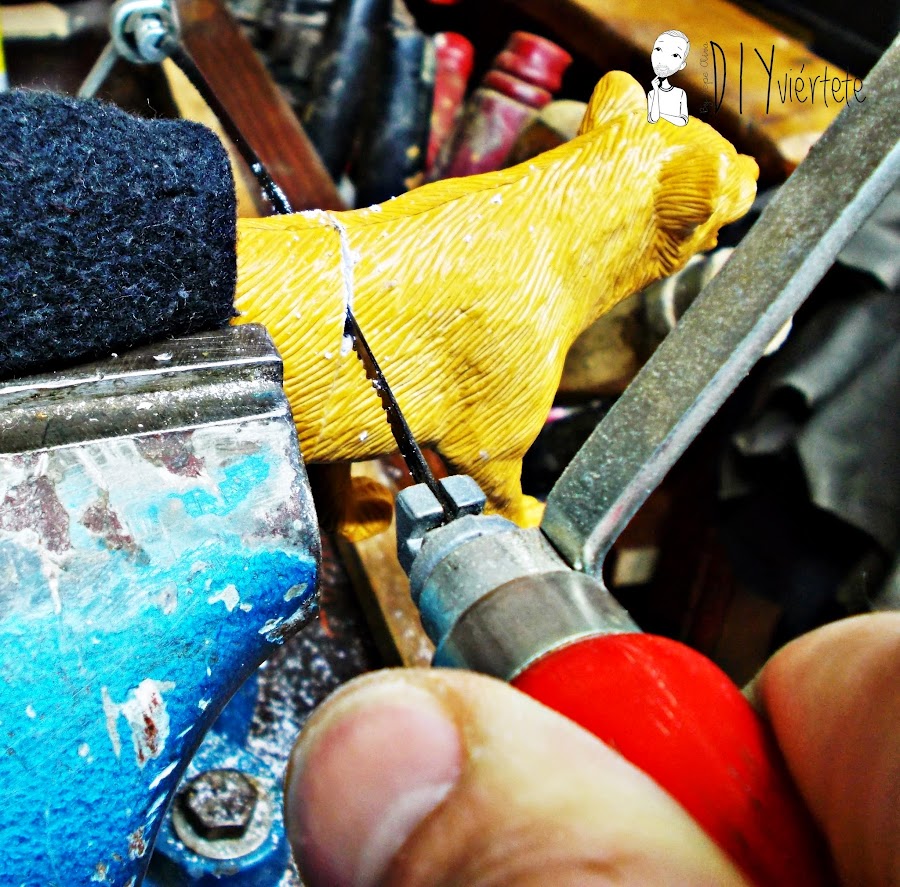 DIY-perchero-reciclaje-animales de plástico-juguetes-spray dorado-4