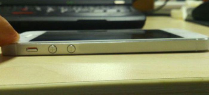 El iPhone 5 se dobla en el bolsillo trasero