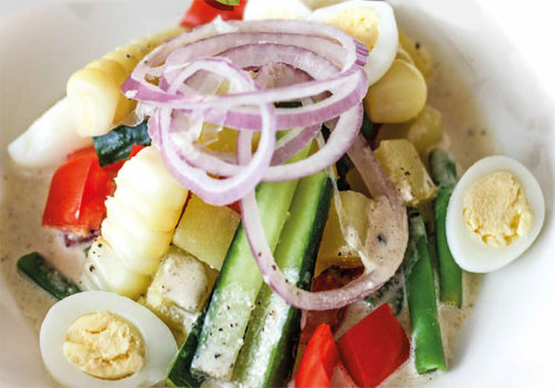 Ensalada con salsa de anchoveta