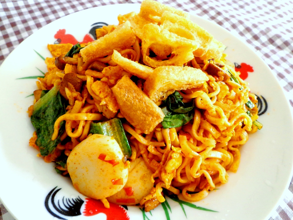 LIGHT BITEZ Spicy and Salty Fried Noodles Red Pepper Vs Black Bean