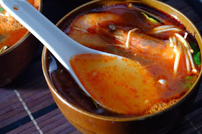Cách làm canh chua tôm kiểu Thái với lá và trái chanh chúc (Chanh Thái hoặc Kaffir Lime)