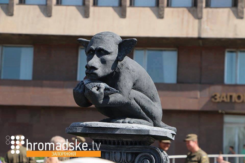 Статуя в путина