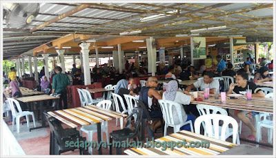 orang ramai tengah makan di restoran Silatulrahim