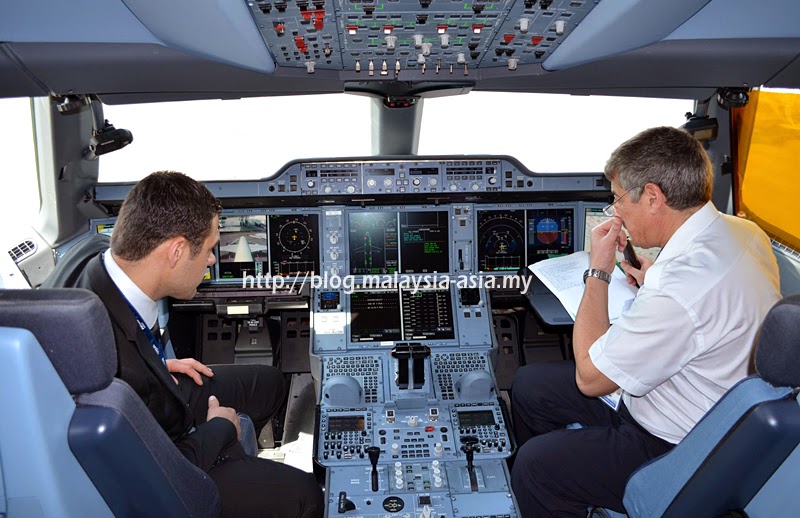 Cockpit of the A350-900 A350-900 Cockpit Photo
