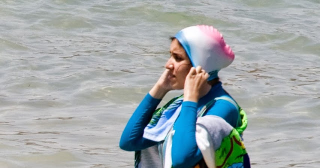 Polisi Melarang Baju Renang Muslim Saat Berenang Di Pantai, Jika Melanggar Harus Membayar Denda