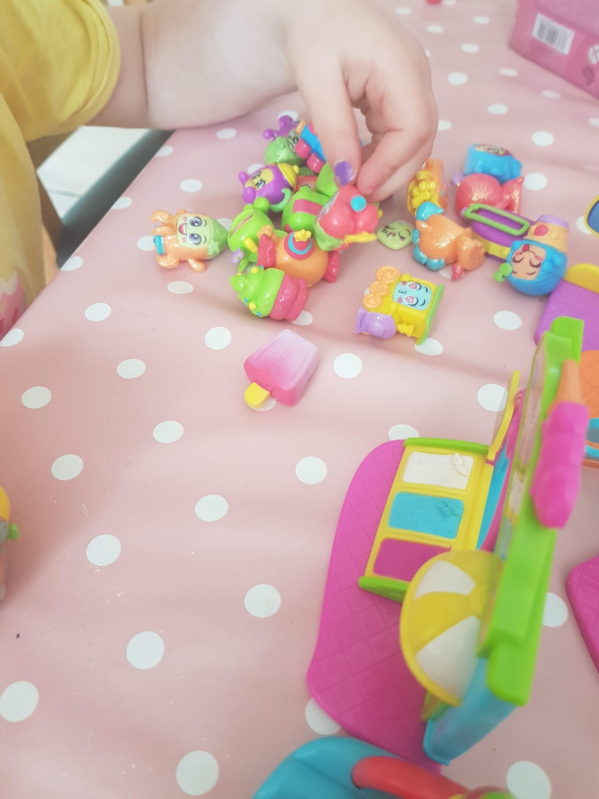 moji pops glitter surprise