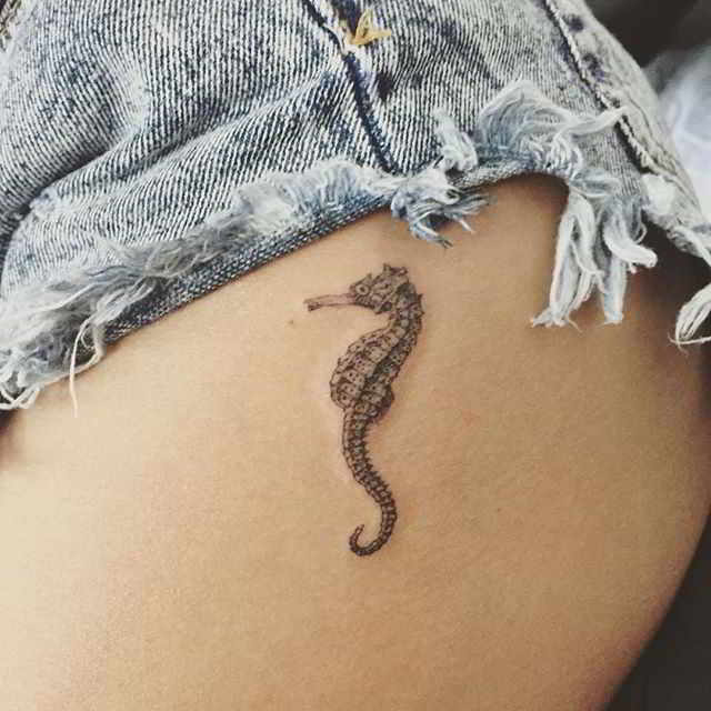 tatuaje de caballito de mar en el muslo de una niña