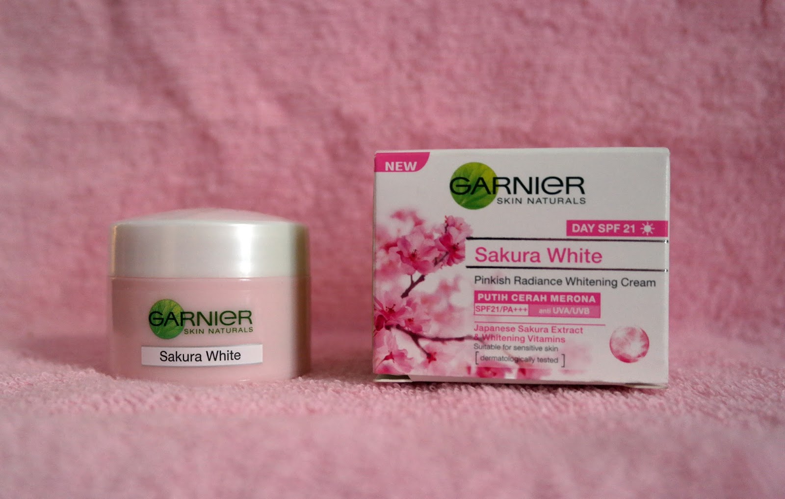 ครีมทาหน้า Garnier Sakura White