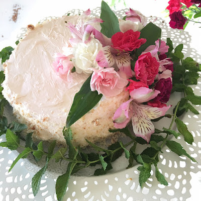 Easy wedding cake with fresh flowers, Wedding cake idea, Small wedding reception ideas