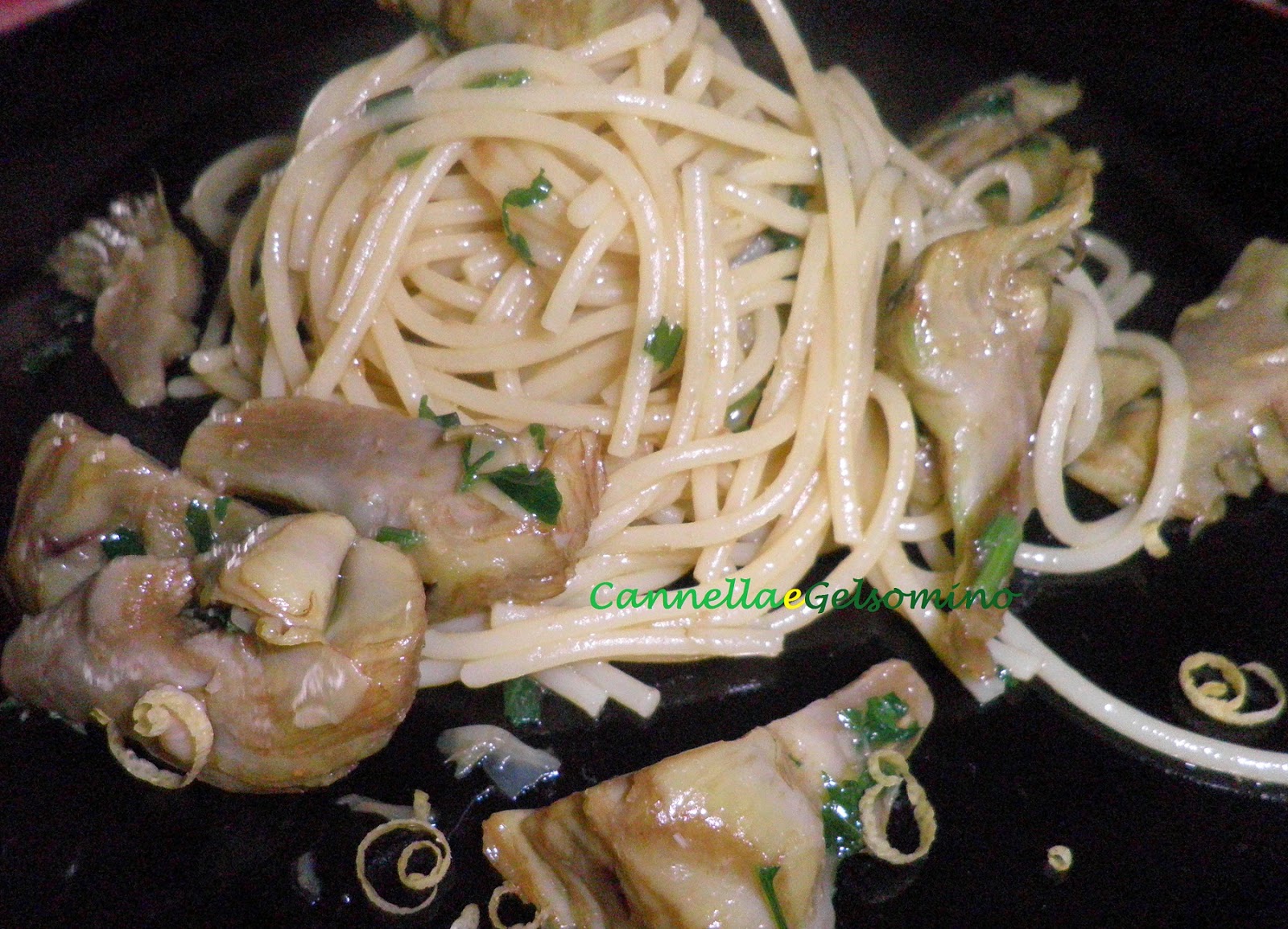 spaghetti con cuori di carciofo al profumo di limone