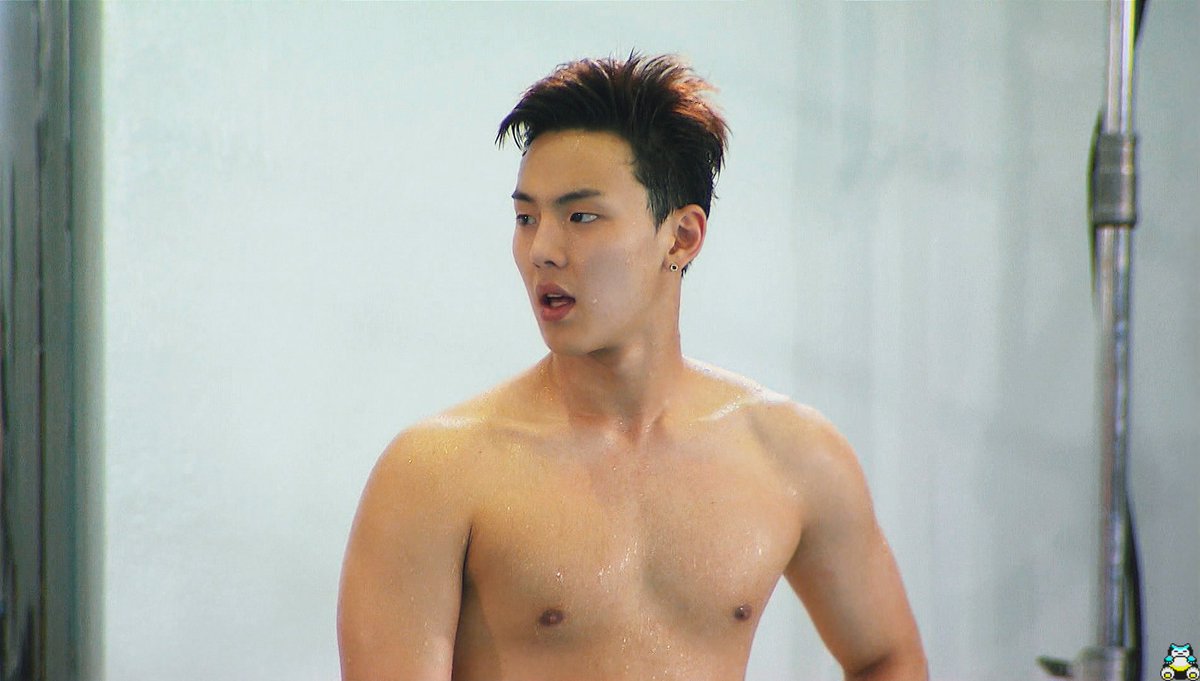 어깨랑 등빨 하나는 진짜 출중한 남돌.jpggif (약후방주의?) | 인스티즈