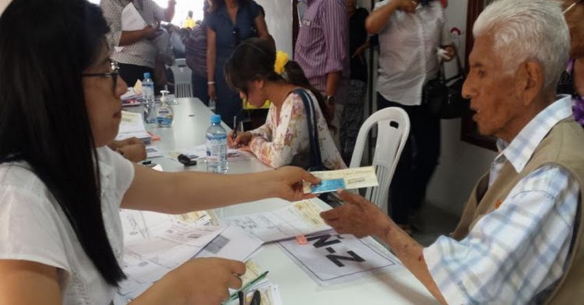 Gobierno transfiere más de S/ 12 millones para pago de bonos a docentes (D. S. Nº 404-2017-EF) Gobierno transfiere más de S/ 12 millones para pago de bonos a docentes (D. S. Nº 404-2017-EF)