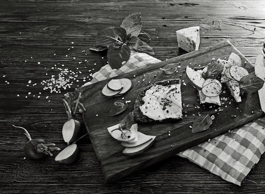 stuttgartcooking: Brot mit Butter, Radieschen, Apfel, Minze und ...