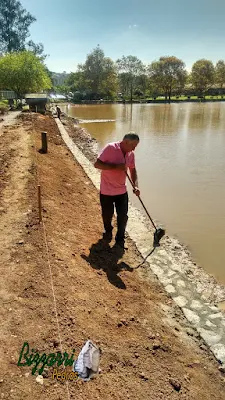 Bizzarri, da Bizzarri Pedras, visitando uma obra e orientando o trabalho onde estamos fazendo os muros de pedra em Cotia-SP, sendo o muro de pedra em volta do lago para evitar o desmoronamento da terra em volta do lago. Na foto fazendo o rejunte do acabamento do muro. 05 de maio de 2017.