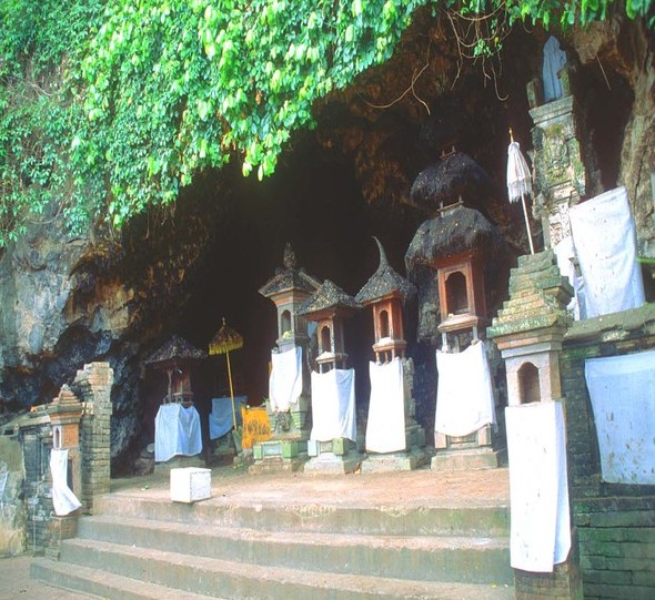 Destinasti Keindahan Wisata Pura Goa Lawah di Dawan