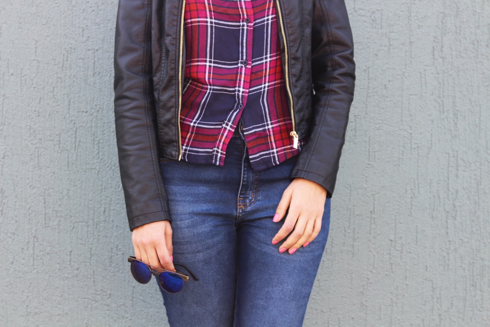 blusa xadrez com calça de couro