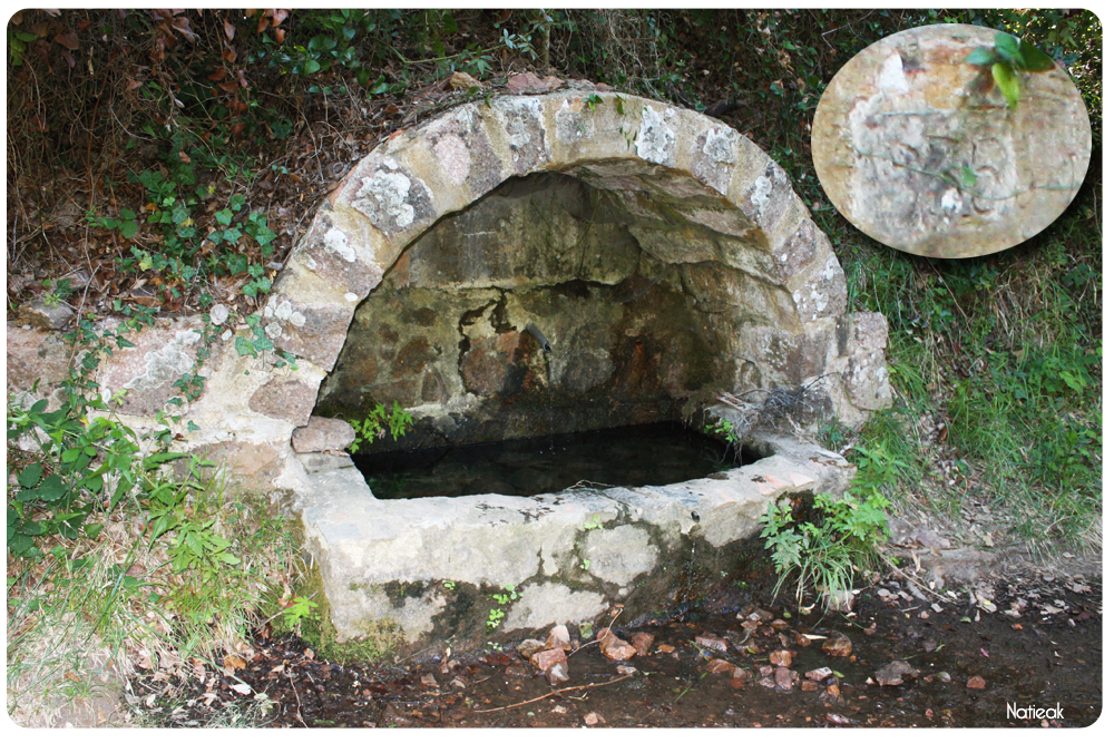 Fontaine en pierre 1935 dans le Massif d'Esterel