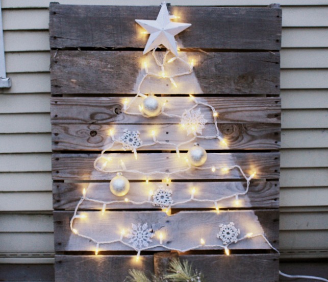 DIY Pallet Christmas Tree with Mini Lights Crafts a la mode