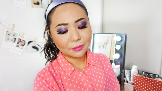 How to get 80s disco makeup tutorial. Using eyeshadows from Urban Decay Electric palette and a bright pink lipstick. A colorful and bold makeup look. Learn the basic and easy makeup technique with Theresia Feegy, makeup artist and beautepreneur. How to get an easy vintage daily look and what are the perfect vintage color combination