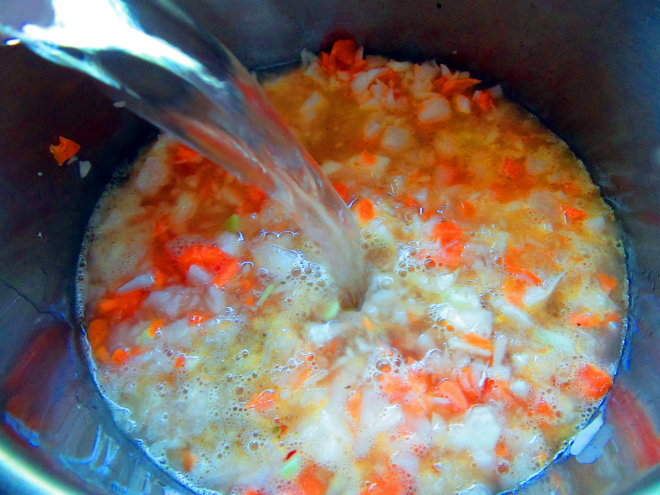 Quick vegetable soup with kohlrabi by Laka kuharica: add water and crumbled vegetable cube.