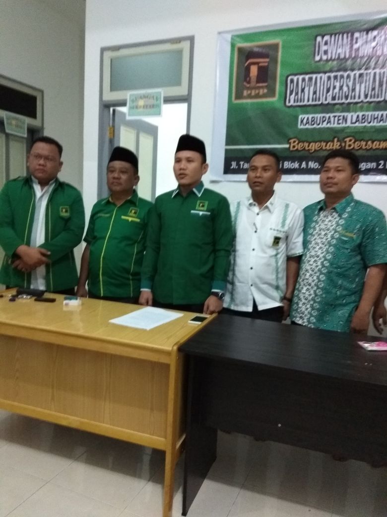 Pimpinan DPC PPP Labura diabadikan saat menetukan sikap mereka yang menolak pasangan cagub dan cawagub Djarot -Sihar. Pimpinan DPC PPP Labura diabadikan saat menetukan sikap mereka yang menolak pasangan cagub dan cawagub Djarot -Sihar.