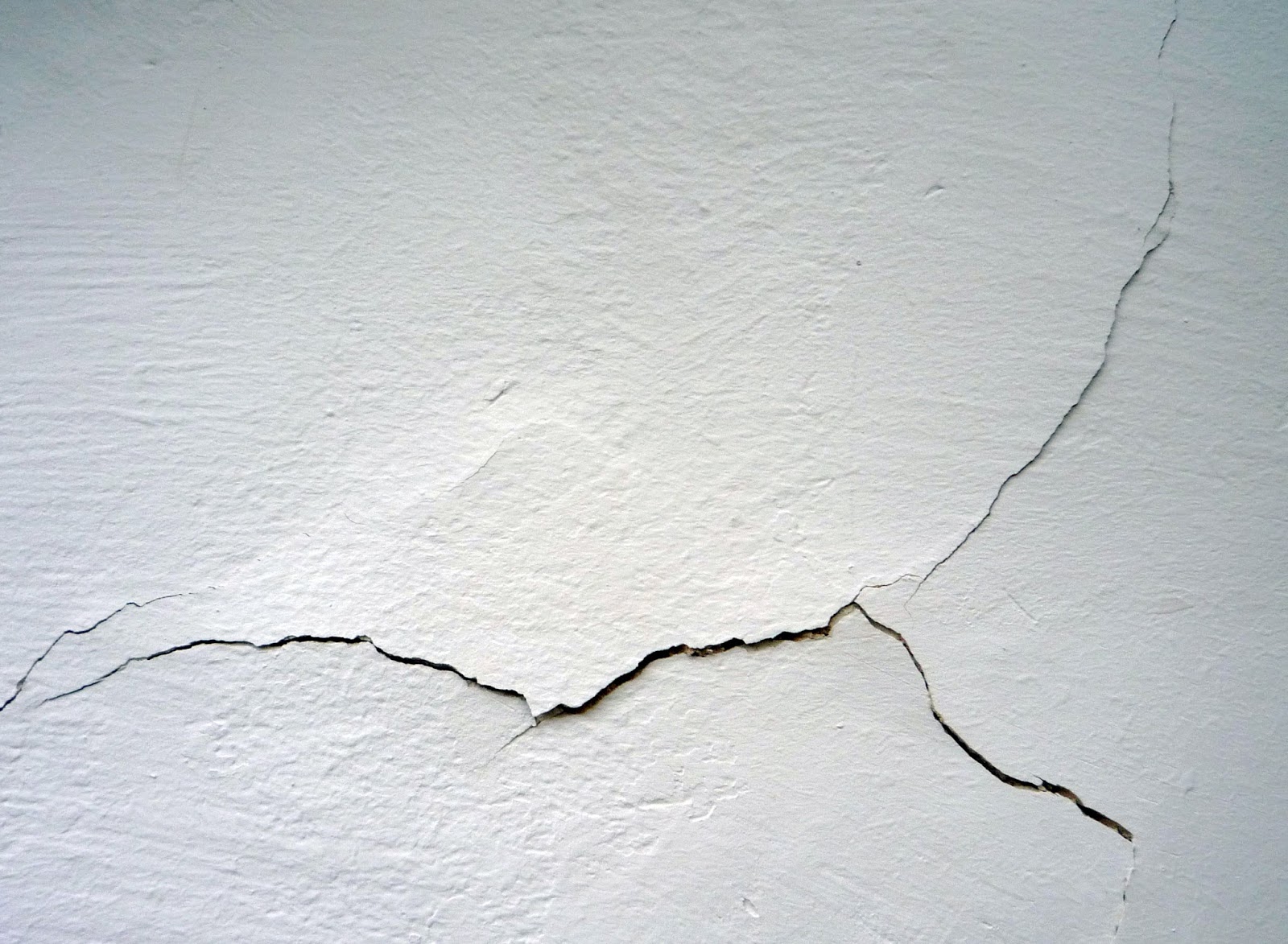 Искусственные трещины. Трещина в стене. Трещины на стене текстура. Белая стена с трещинами. Старая стена в трещинах.