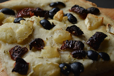 Focaccia de Tomate Seco, Queijo Chevrè e Orégãos