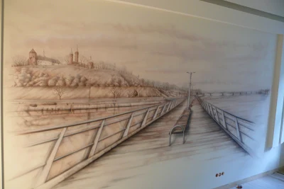 Aranzacja ściany poprzez namalowanie obrazu przedstawiającego panoramę miasta Płock