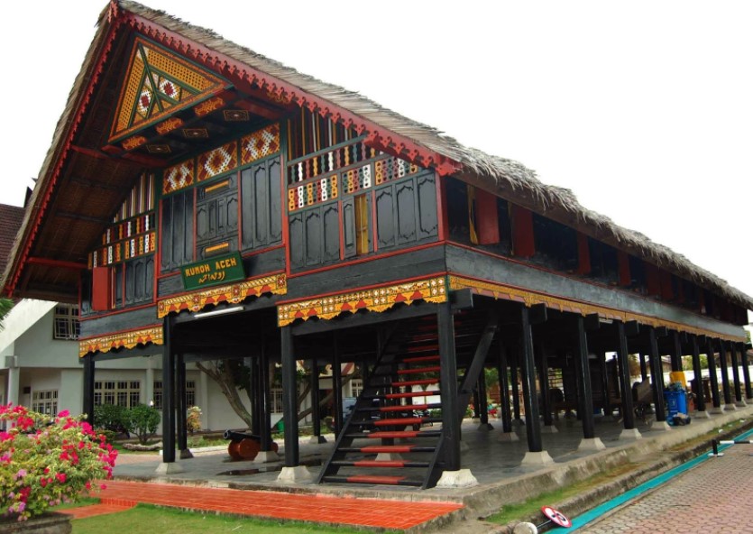 Gambar dan Penjelasan Rumah Adat Aceh ( Krong Bade ) - T-knits