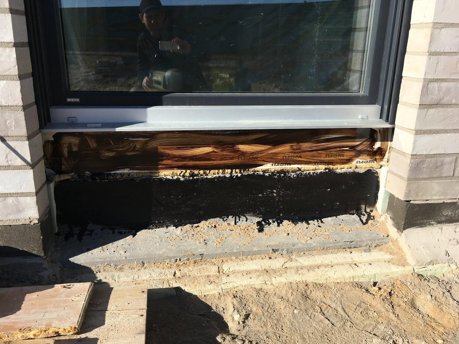 Hausbau Nadine, Max &amp; Alex Fensterabdichtung außen gestartet