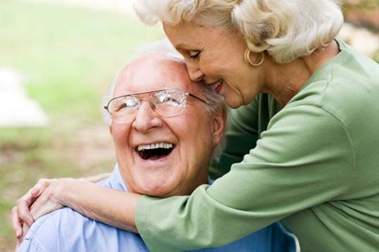 Pareja de ancianos felices porque llevan una buena relación de pareja