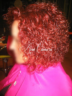 Rojo intenso en cabello rizado