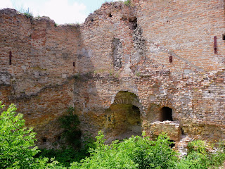 Клевань. Замок Чарторийських. Середньовічні мури з бійницями