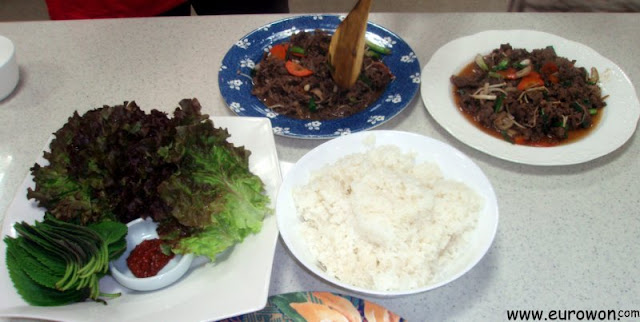 Dos platos de bulgogi, con hojas de lechuga y sésamo, y arroz