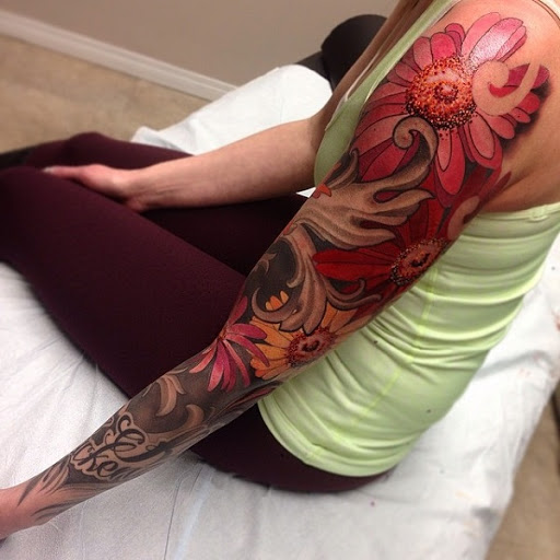 Realmente uma linda flor temáticos manga da tatuagem. Grupos de daises e gérberas são coloridas em destaque tons que torná-lo sair vivo e fresco olhando. (Foto: Fontes de imagem)