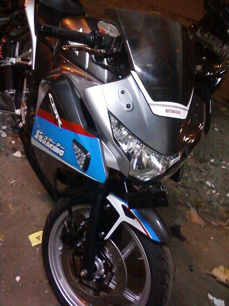 GAMBAR FOTO Cutting sticker cbr 250 Oto Trendz