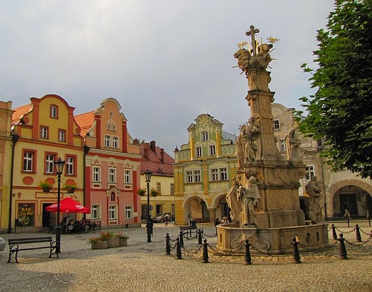 Lądek-Zdrój. Figura Trójcy Świętej na rynku powstała w latach 1739-41.