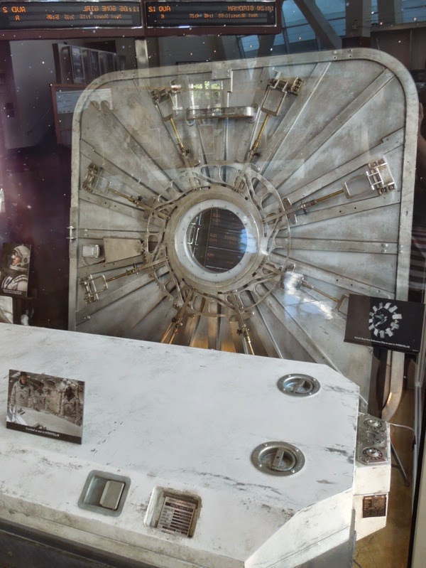 Hollywood Movie Costumes and Props: Anne Hathaway's Interstellar ...