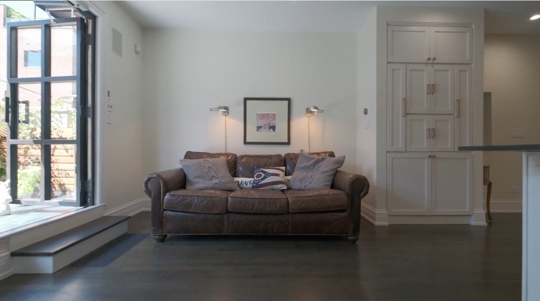 Tour 1613 W Erie St vs. 11 Interior Design Photos