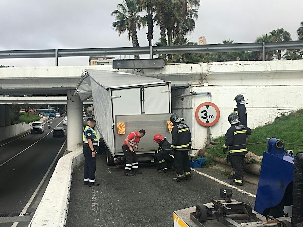Camión se incrusta contra gálibo, Las Palmas de Gran Canaria Camión se incrusta contra gálibo, Las Palmas de Gran Canaria